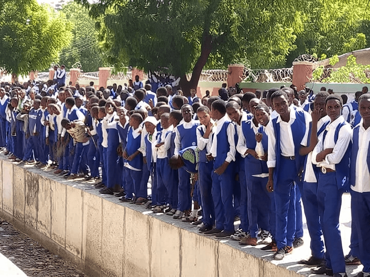Students in uniform welcome President Muhammadu Buhari to El-Kanemi College